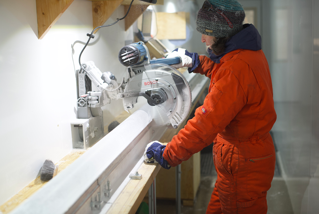 Iskerne skæres op til videre undersøgelser