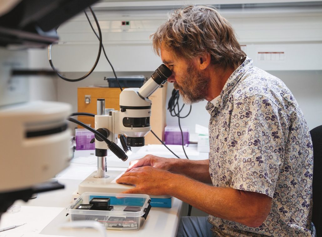 James Connelly ved mikroskop