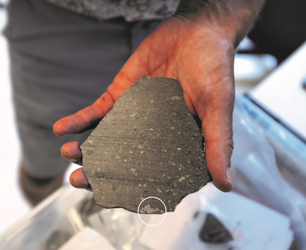 En meteorit med et stykke af det ældste faste stof i solsystemet