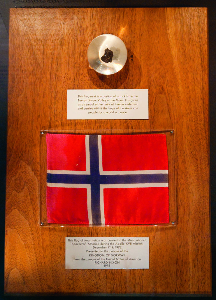 Norges goodwill moon rock plade