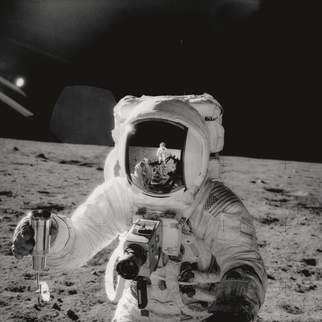Apollo 12-astronaut med stenprøver
