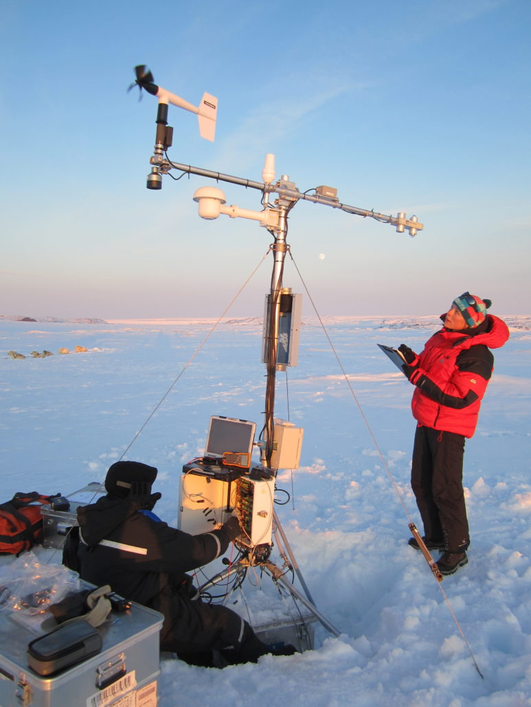 Signe Hillerup Larsen noterer observationer ved en station