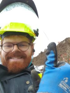 Portræt af Anton Grønne Kühl iført sikkerhedshjelm.