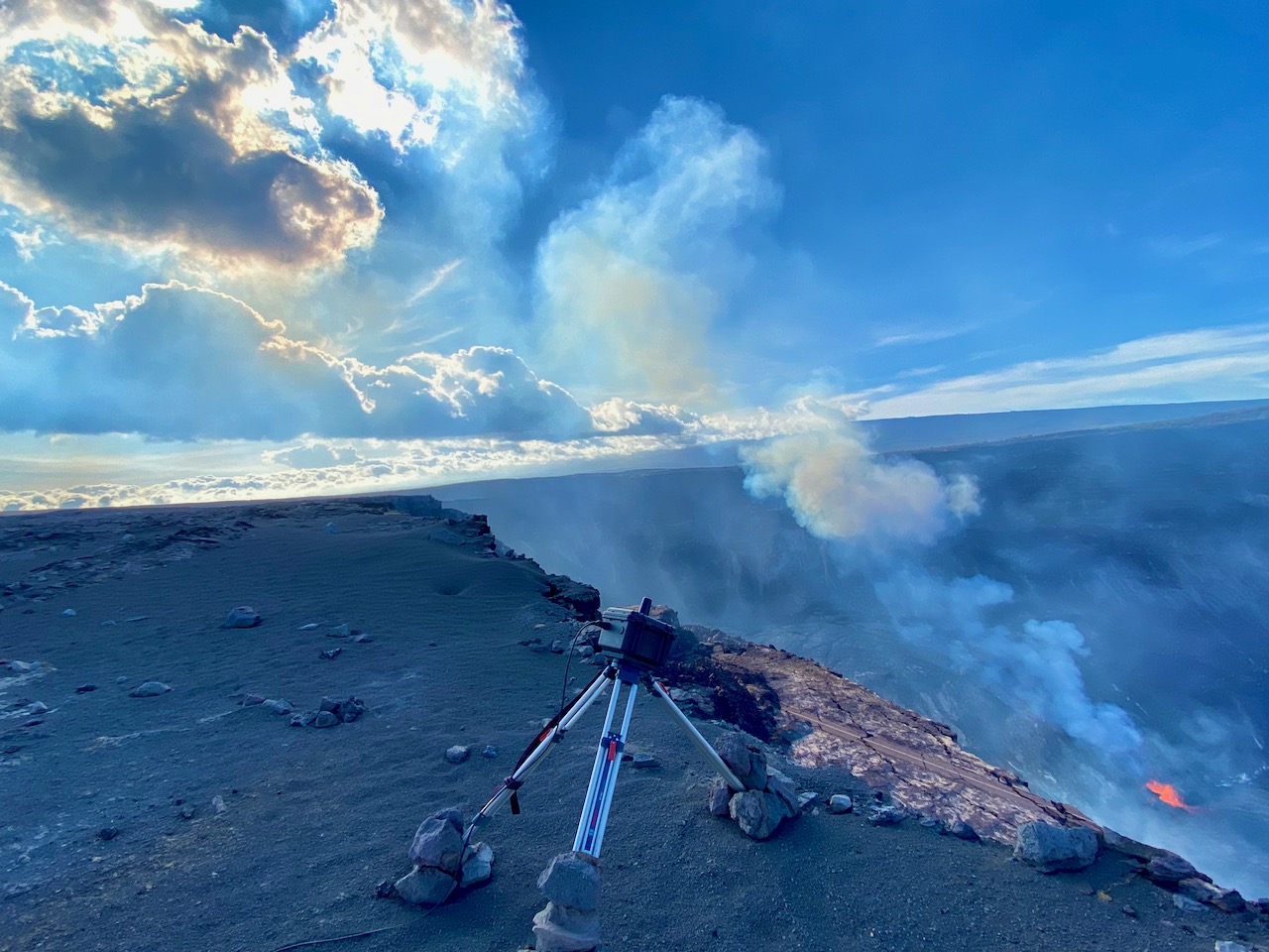 Laserafstandsmåler peger ned i krateret.