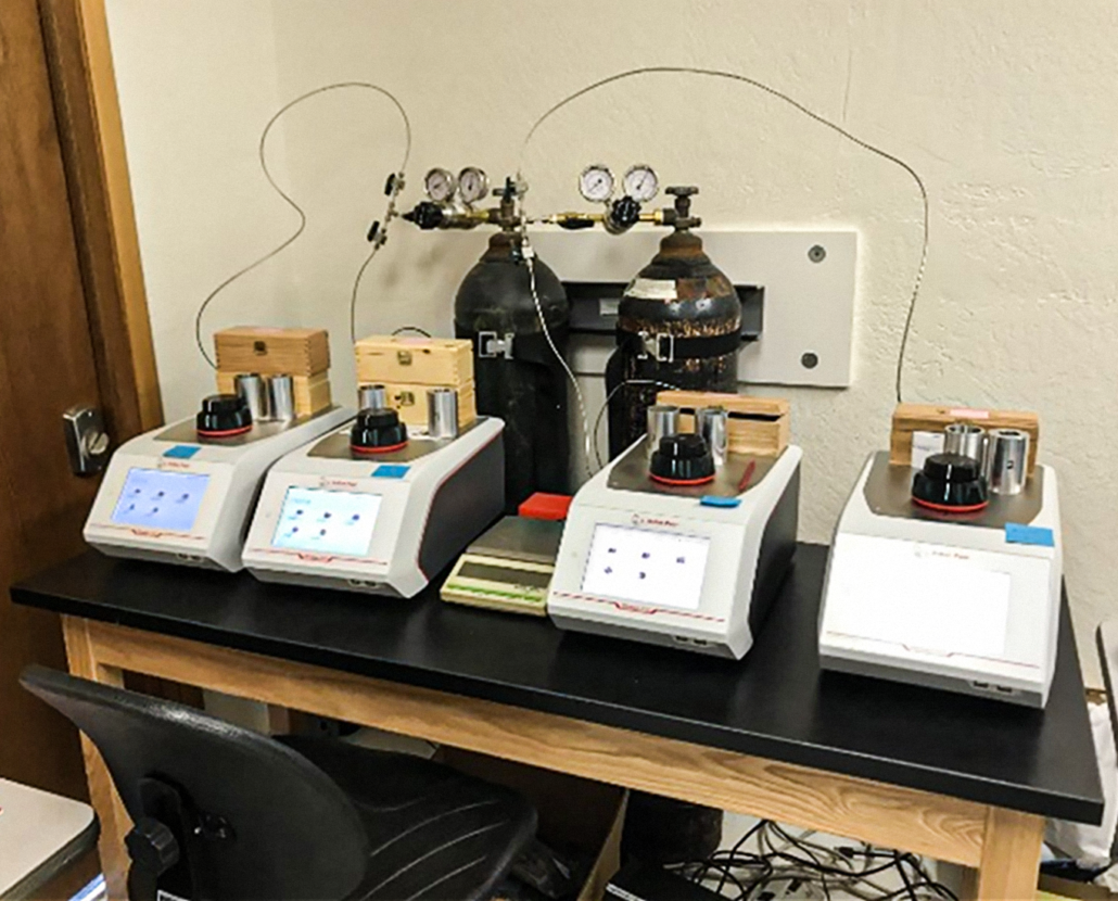Maskiner placeret på borde udgør en del af tefralaboratoriet.