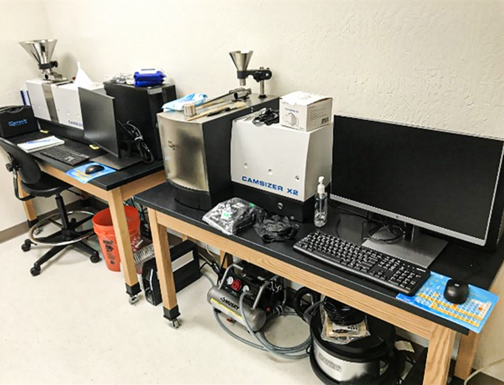 Maskiner placeret på borde udgør en del af tefralaboratoriet.