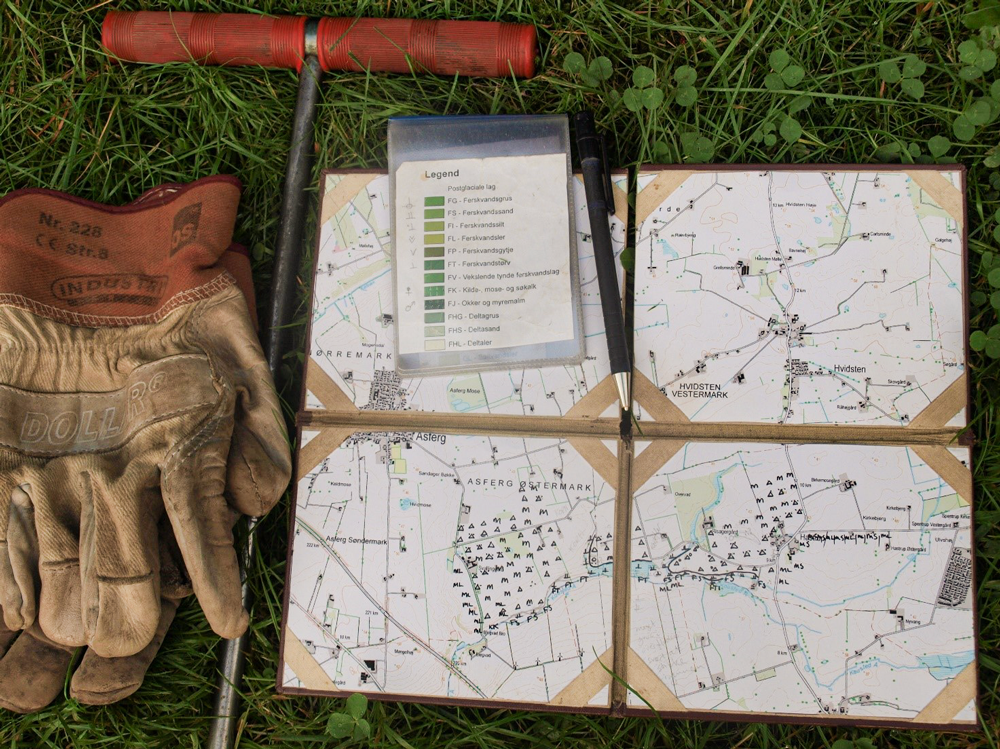 Ved kortlægning af jordarter har geologoerne en lille arbejdsbog med et udsnit af et kort, hvorpå de kan notere de jordarter de finder. 