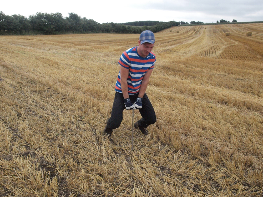 Kortlægning med jordspyd kræver gode armmuskler.