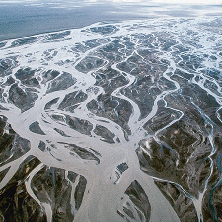 Billede fra Island med floder af smeltende gletsjervand. 