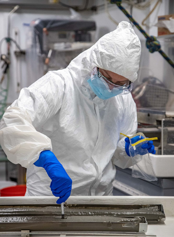 Dette billede har en tom ALT-egenskab (billedbeskrivelse). Filnavnet er heilke-zimmermann-paa-skib_credit-ErickBravo.jpg