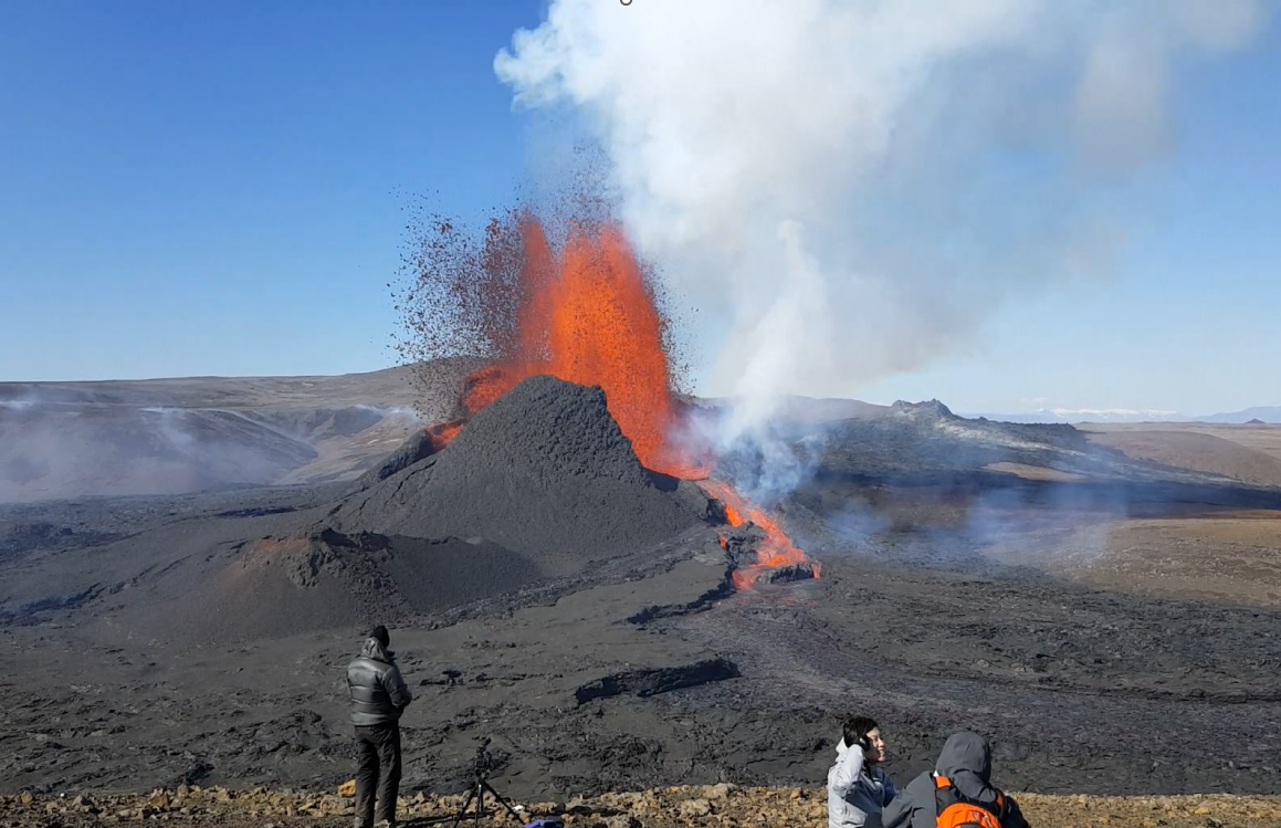 Store lavasøjler fra askekeglen ved Fagradalsfjall i 2021