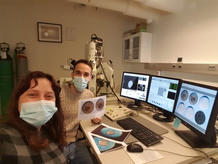 Maja Bar Rasmussen i laboratoriet med sin kollega