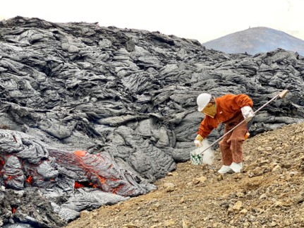 Læs om temaet Vi arbejder med geovidenskab tager lavaprøver ved fagradalsfjall vulkanen 2021_Medier1