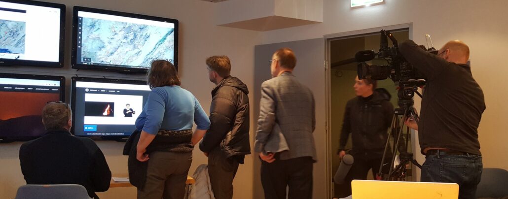 Tv-hold filmer forskerne, der studerer vulkanudbruddet